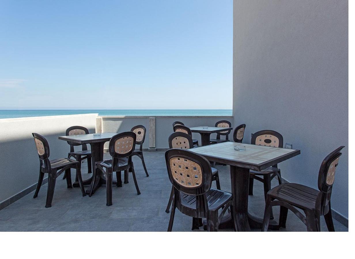 סניגליה Hotel Tritone מראה חיצוני תמונה