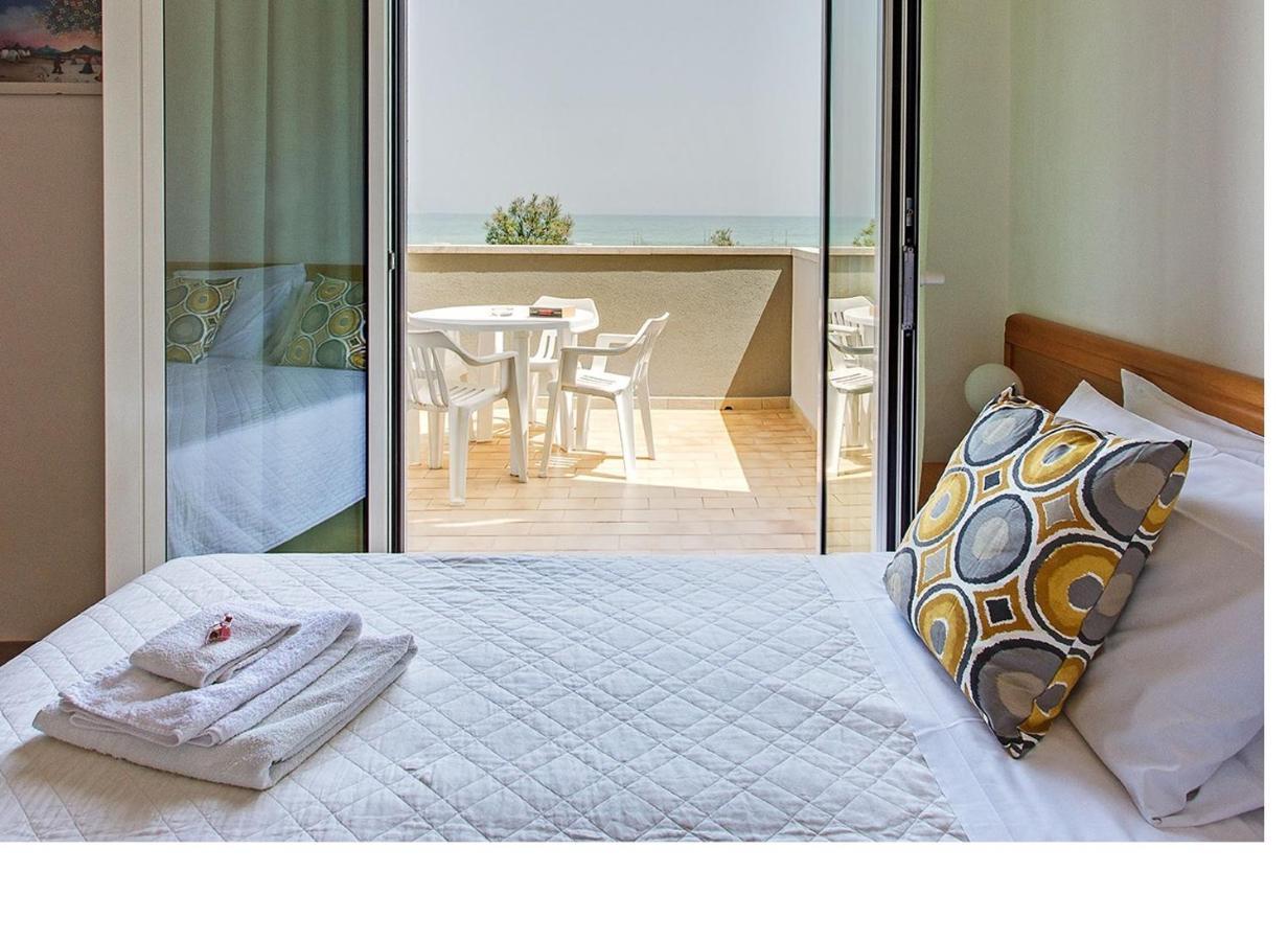 סניגליה Hotel Tritone מראה חיצוני תמונה